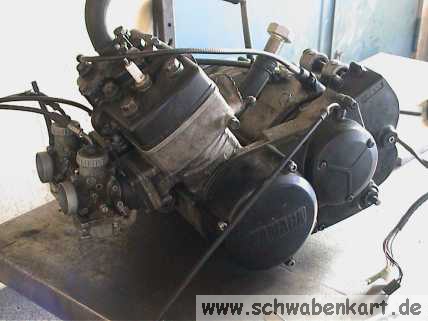 Die Vergaser müssen waagrecht sein.