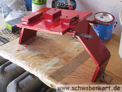 Der fertige Motorhalter beim lackieren.
